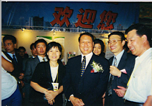 2003年公司領(lǐng)導(dǎo)與全國人大常委會副委員長成思危合影留念