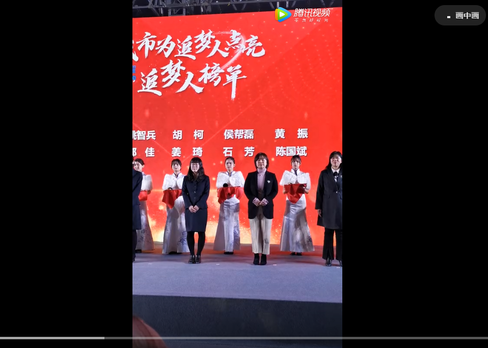  武漢格林環(huán)?？偨?jīng)理姜琦獲長江日報“城市追夢人”稱號并上臺領(lǐng)獎