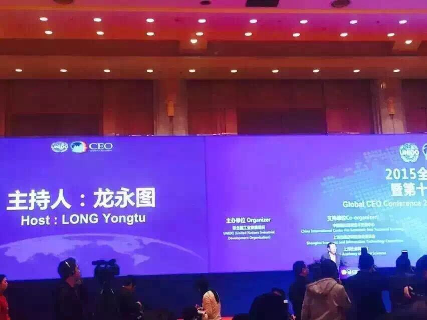 龍永圖先生接受現(xiàn)場媒體采訪回答環(huán)保相關(guān)問題