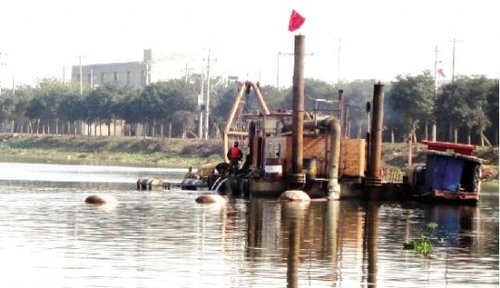 為保障白沙洲水廠取水安全，青菱河40年來首次清淤疏浚工程開展